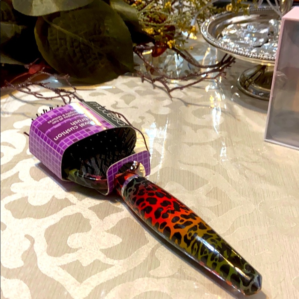 Oval cushion hair brush